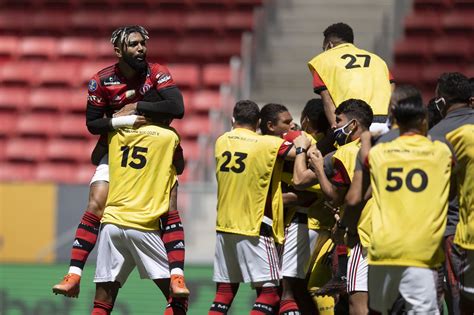 Flamengo bate Palmeiras nos pênaltis e conquista Supercopa do Brasil