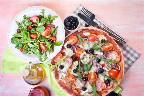 5 Best Salads To Go With Pizza