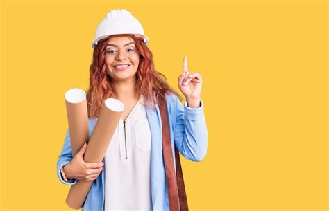 Jovem Latina Usando Capacete De Arquiteto Segurando Plantas Surpreendidas Uma Ideia Ou