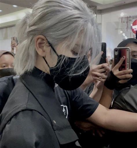 Pin by ძᥲrk ᥲg᥆ᥒᥡ on 𝒪𝓇𝒾𝑒𝓃𝓉𝒶𝓁𝓈 in 2024 Long silver hair Hair dye