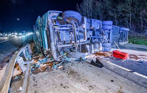 Lkw Kippt Um Schwere Unf Lle Auf A Und A Autobahnen Gesperrt