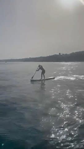 Fuerte caída al mar de un experto medallista olímpico en Paddel Surf al