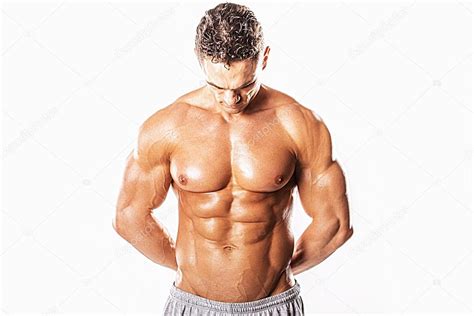 Hombre atlético fuerte mostrando cuerpo musculoso y abdominales sixpack