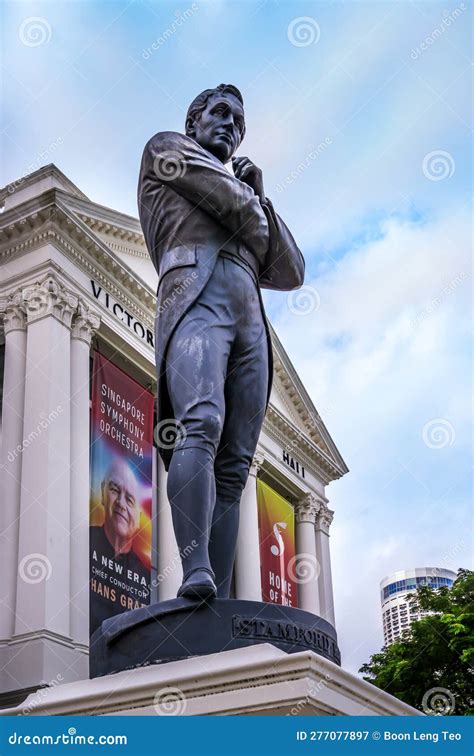 Statue Of Stamford Raffles At Singapore River Editorial Image ...