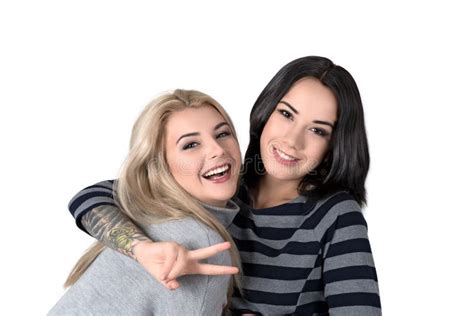 La Blonde Et Le Brunett De Deux Amies Dans Des Manteaux De Fourrure Courts Observent Un R Photo