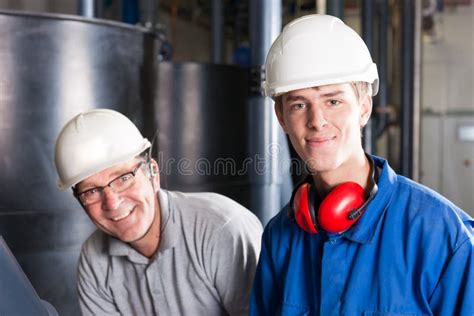 Ingenieros Felices Que Discuten Sobre El Tablero En El Emplazamiento De