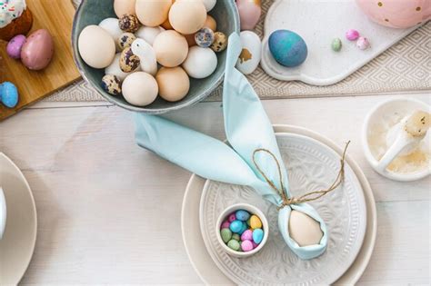 Decoração de mesa para a celebração da páscoa na cozinhapaisagem de