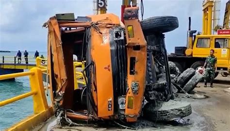 Truk Tercebur Di Pelabuhan Merak Berhasil Diangkat Usai Hari Terkubur