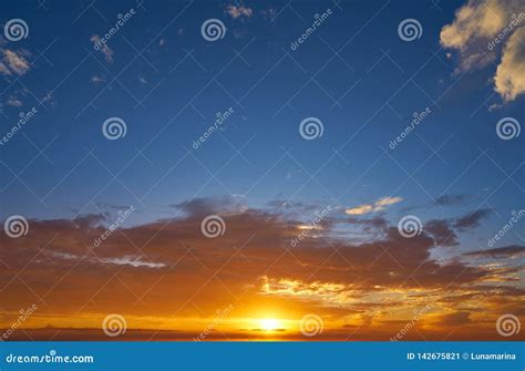 Cielo De La Salida Del Sol O De La Puesta Del Sol Con Las Nubes Imagen