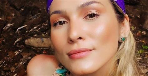 Lívia Andrade ostenta boa forma em foto de biquíni