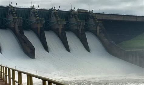 Comportas Da Usina Hidrelétrica De Furnas São Abertas Para Controle Do