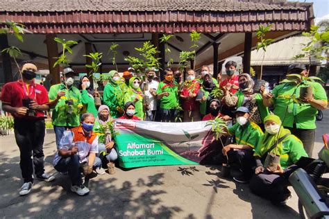 Alfamart Kader Lingkungan Kota Malang Tanam 50 Pohon Di Arjowinangun