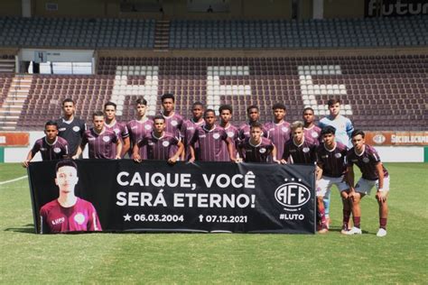 Atletas do sub 17 da Ferroviária fazem homenagem após morte do goleiro