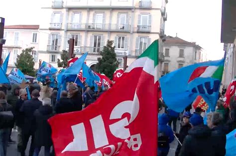 Cgil E Uil In Piazza A Potenza Contro La Legge Di Bilancio Trmtv