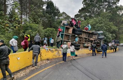 Dos Personas Muertas Y 25 Más Afectadas Deja Volcamiento De Chiva En El Alto De La Línea Bluradio