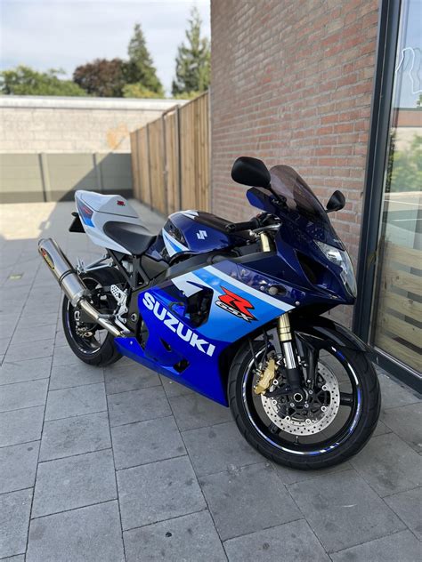 Eerste Motor Is Geel Rmotorfietsen