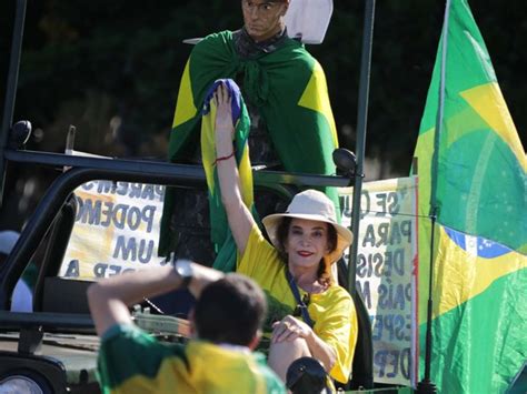 G Manifestantes Pr Impeachment Fazem Passeata Em Copacabana Rio