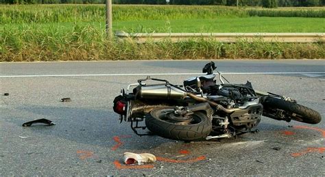 Incidente Stradale A Vignola Moto Vola Sul Marciapiede E Centra Una