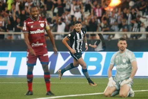 Tiquinho Soares Faz Botafogo Bate Fortaleza E Sustenta Lideran A Do