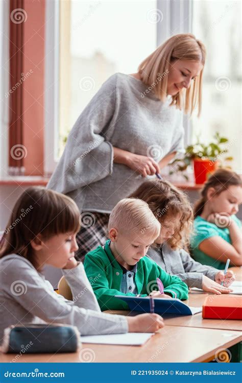Blonde Lehrerin Mit Kindern Im Klassenzimmer Stockfoto Bild Von Haupt Lernen