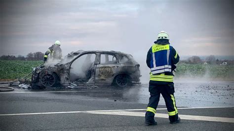 Auto Brennt Auf Der Bundesstra E In M Hnesee Feuerwehr Im Einsatz