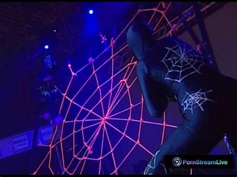 Dorothy Black y Ginger Jones actúan desnudas en el escenario XVIDEOS