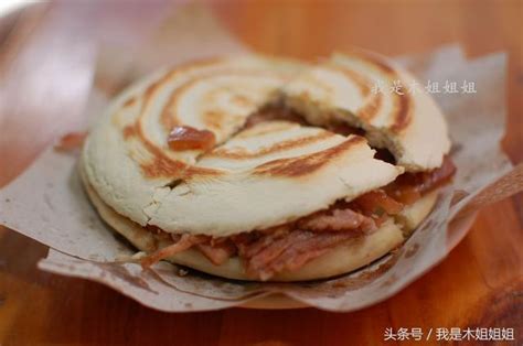 西安的早餐少不了臘汁肉夾饃，連饃邊都塞滿臘汁肉 每日頭條