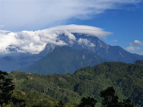 Mt Kinabalu Con Nubes Lenticulares En Ranau Sabah Mt Kinabalu Es La