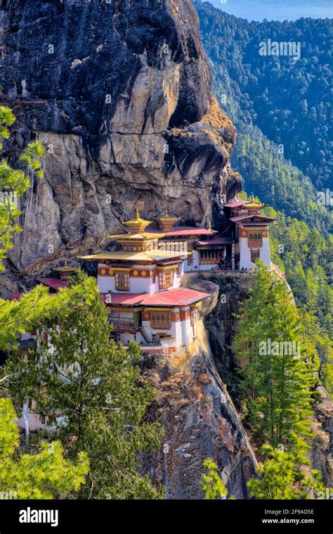 El Monasterio De Taktsang Conocido Como Monasterio De Los Nidos Del