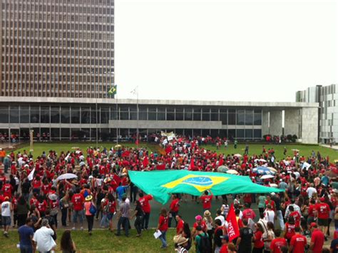 G1 Professores do DF fazem ato e mantêm greve iniciada há 30 dias