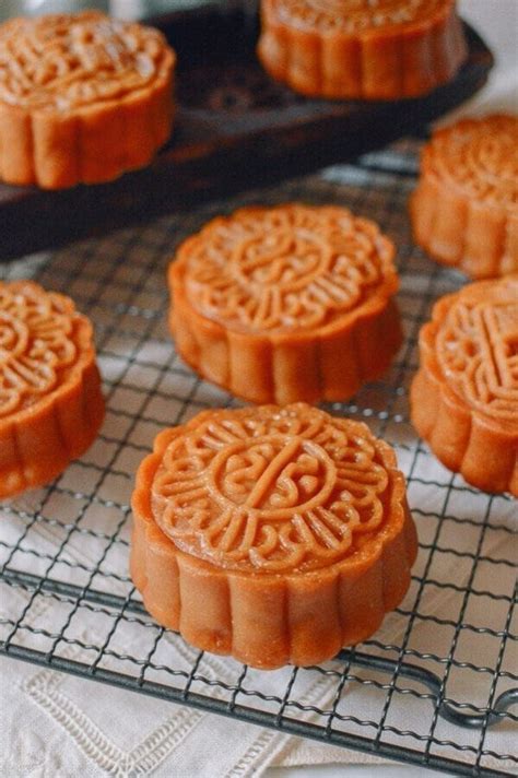 Lotus Mooncakes With Salted Egg Yolks The Woks Of Life