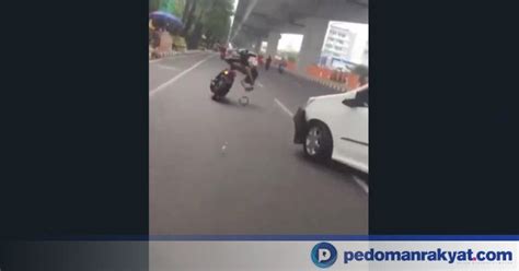 Aksi Freestyle Pemotor Di Jalan AP Pettarani Makassar Berujung Tabrak