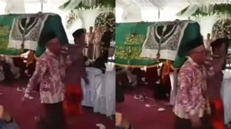 Gotong Keranda Rombongan Pengantar Jenazah Lewat Lokasi Resepsi