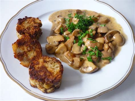 Pilzragout mit gebratenen Semmelknödeln Rezepte Pilzragout Semmelknödel