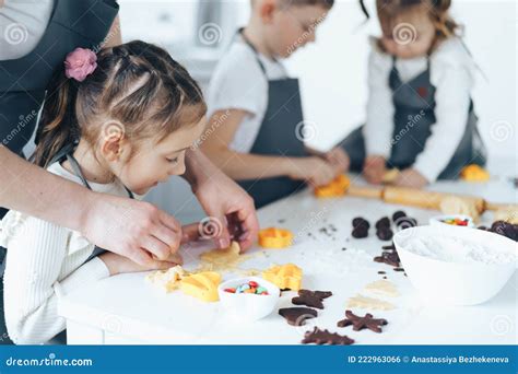 Crian As Preparam Biscoitos Doces Que Um Menino Enrola A Massa