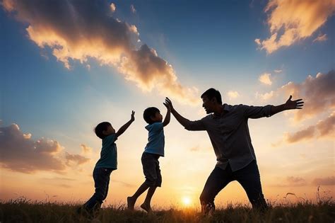 Silueta de pai jogando filho no céu pai e filho no fundo do pôr do sol