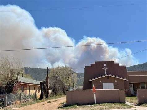 Raging wildfire forces New Mexico mountain valley to evacuate