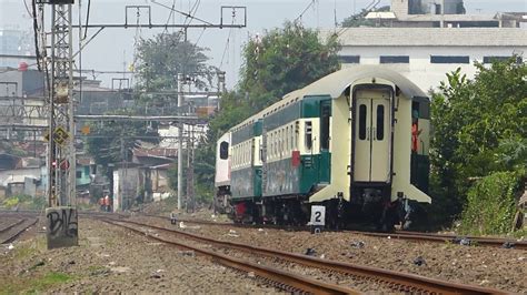 Lho Kok Kereta Api Djoko Kendil Jalan Jalan Ke Jatinegara Youtube