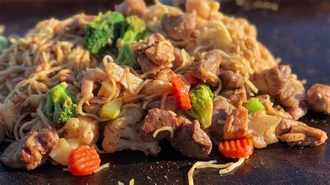 Stir Fry Noodles In The Blackstone Griddle Youtube