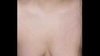 Une belle fille asiatique m aide à me sentir à l aise avec son corps nu XVIDEOS