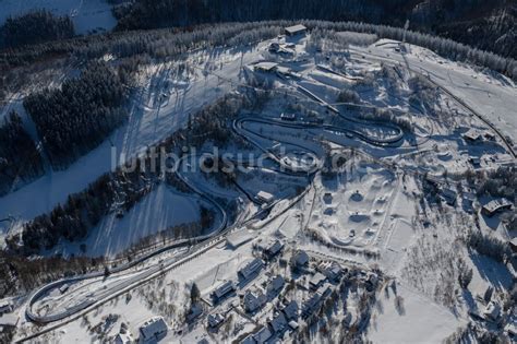 Winterberg aus der Vogelperspektive Winterluftbild Serpentinenförmiger