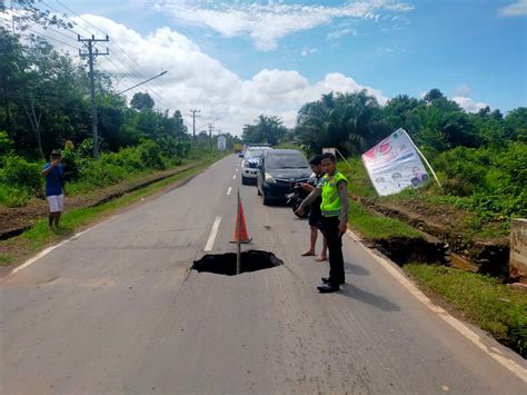 Kok Bisa Ada Lubang Besar Di Tengah Jalan Utama Kabupaten Pali