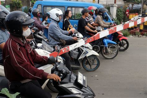 Terobos Palang Perlintasan Kereta Api ANTARA Foto