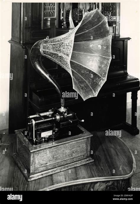 Antique Edison Cylinder Phonograph Usa Stock Photo Alamy