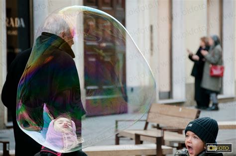 le bolle di sapone: artisti di strada nelle vie dello shopping
