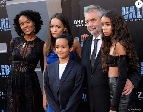 Luc Besson Et Sa Femme Virginie Tapis Rouge Avec Leurs Trois Sublimes