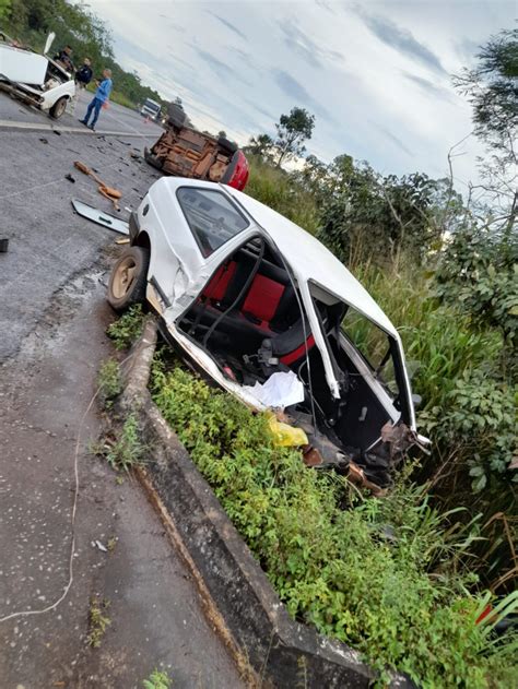 AF Central 190 Carro de passeio parte ao meio após colisão na BR