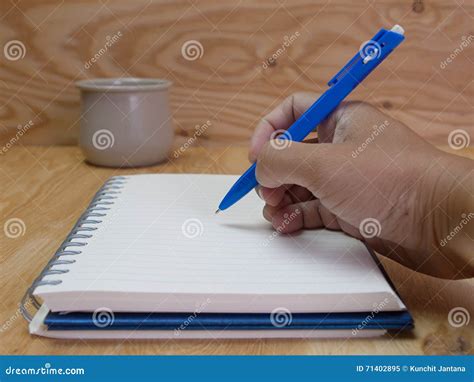 Escritura De La Mano En El Cuaderno En Blanco Imagen De Archivo