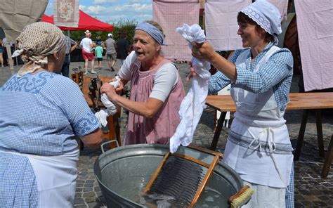 Das Leben Auf Dem Land Historische Vorf Hrungen Im Innenhof Vom Auto