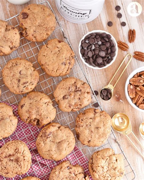 Galletas De Mantequilla Avellanada Con Nueces Caramelizadas Y Chips De